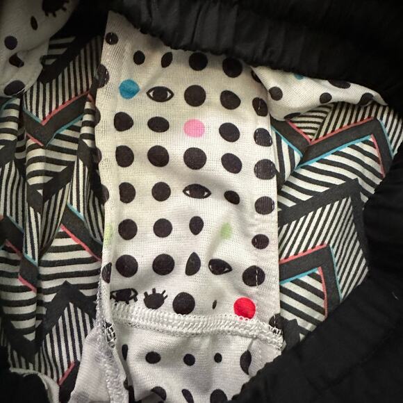 Lululemon black & white chevron print athletic shorts size 6 - Picture 4 of 12